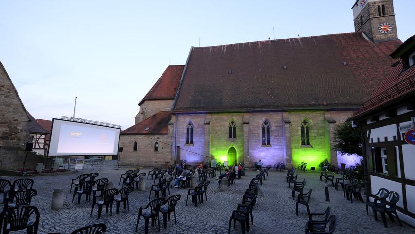 König Fußball hat heute Abend eindeutig gegen das Open-Air-Kino gewonnen.
König Fußball hat heute Abend eindeutig gegen das Open-Air-Kino gewonnen.