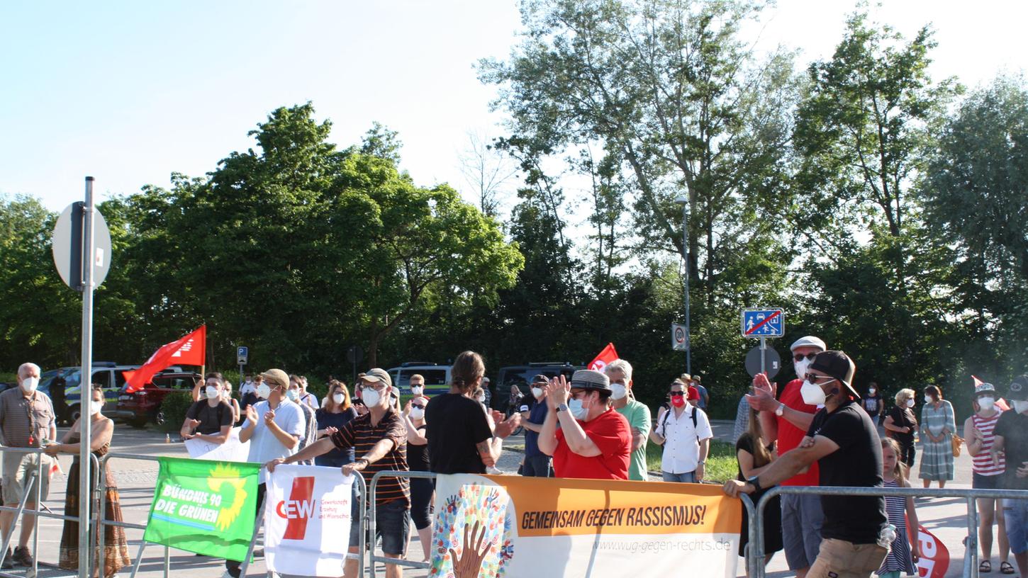 Rund 100 Menschen protestierten gegen eine Veranstaltung der AfD in der Gunzenhäuser Stadthalle. Sie hatten sich hinter der Absperrung auf dem Busparkplatz versammelt und hielten coronabedingt Abstand.