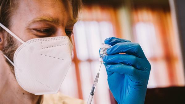 08.05.2021, Nürnberg (Bayern), Im Rahmen des Modellprojekts ãCorona-Betriebsimpfung der MitarbeiterÒ im Nürnberger Hotel