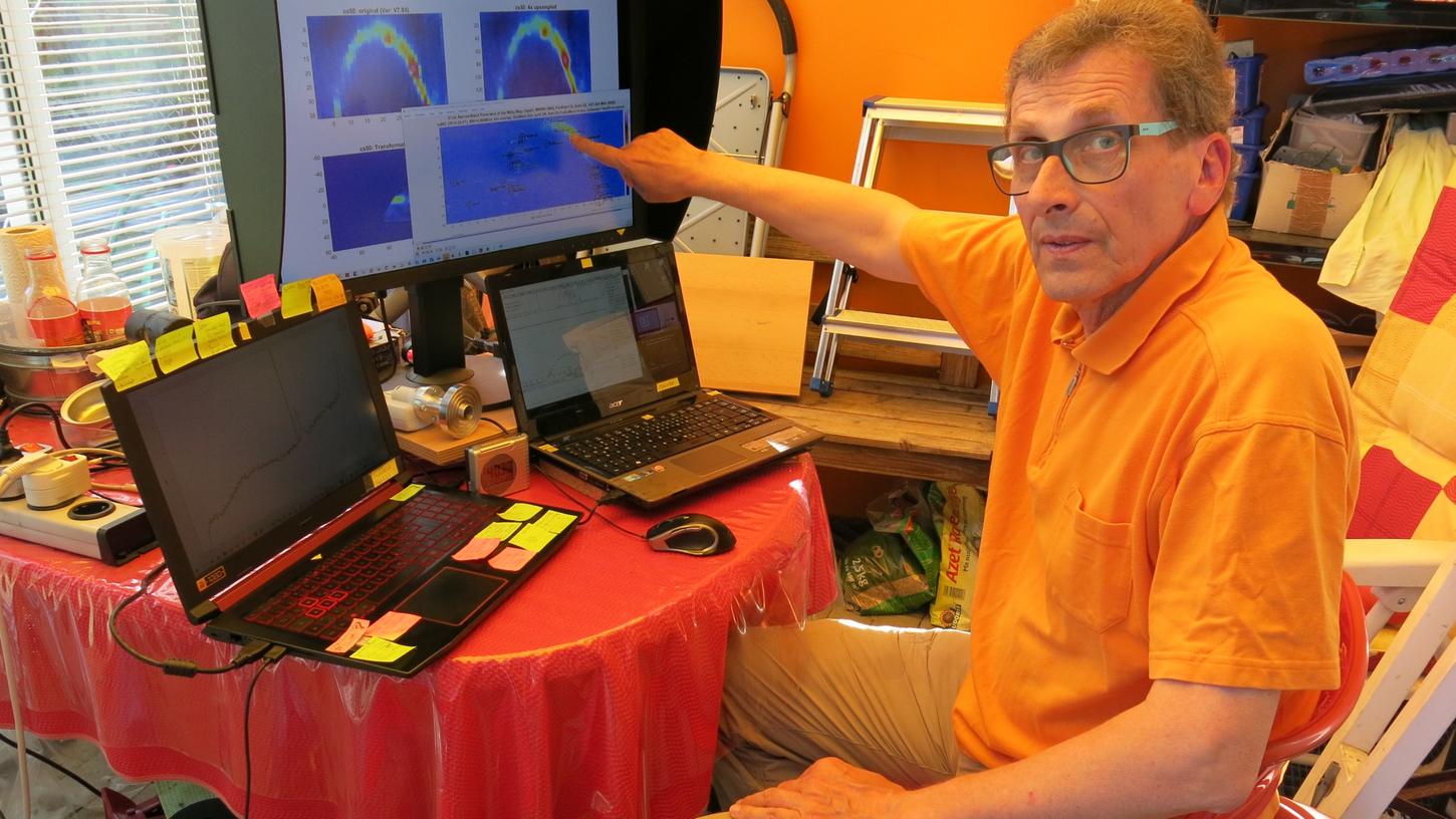 An seinen vernetzten Computern wandelt Johannes Ebersberger die empfangenen Radiosignale in farbige Bilder um.