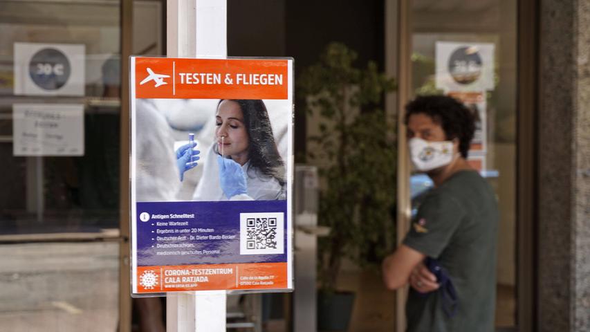 An den Flughäfen in Europa müssen Rückreisende nach Deutschland Tests machen - hier auf Mallorca.