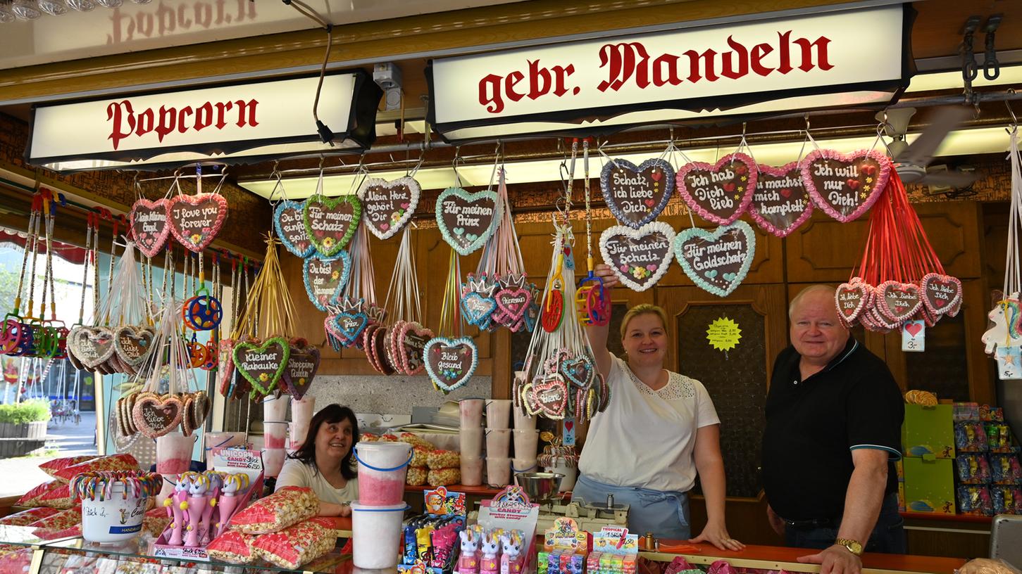 Die Familie Rudolph mit Elisabeth, Sabrina und Werner (v.l.) betreibt einen Süßigkeitenstand und einen Langos-Stand auf dem Beşiktaş-Platz. 