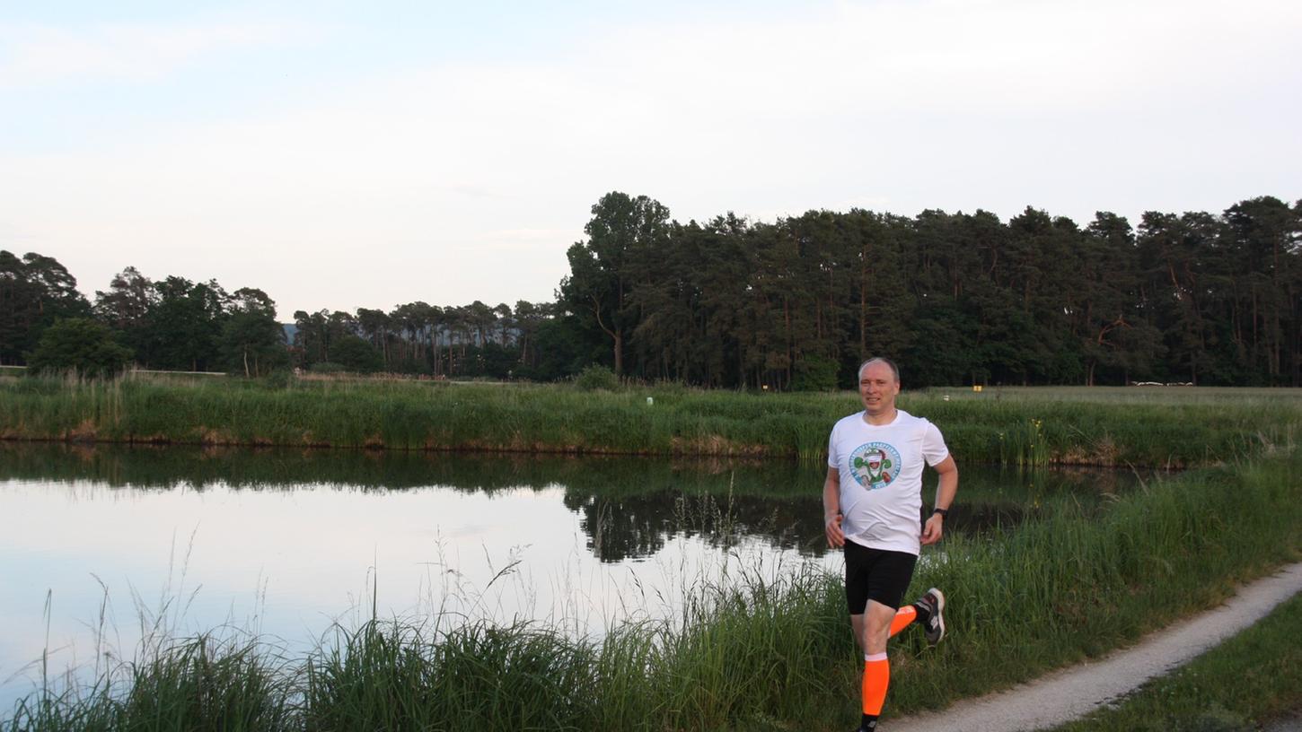 Wunderschön am Wasser entlang: Uwe Prüfer joggt an vielen Weihern vorbei.