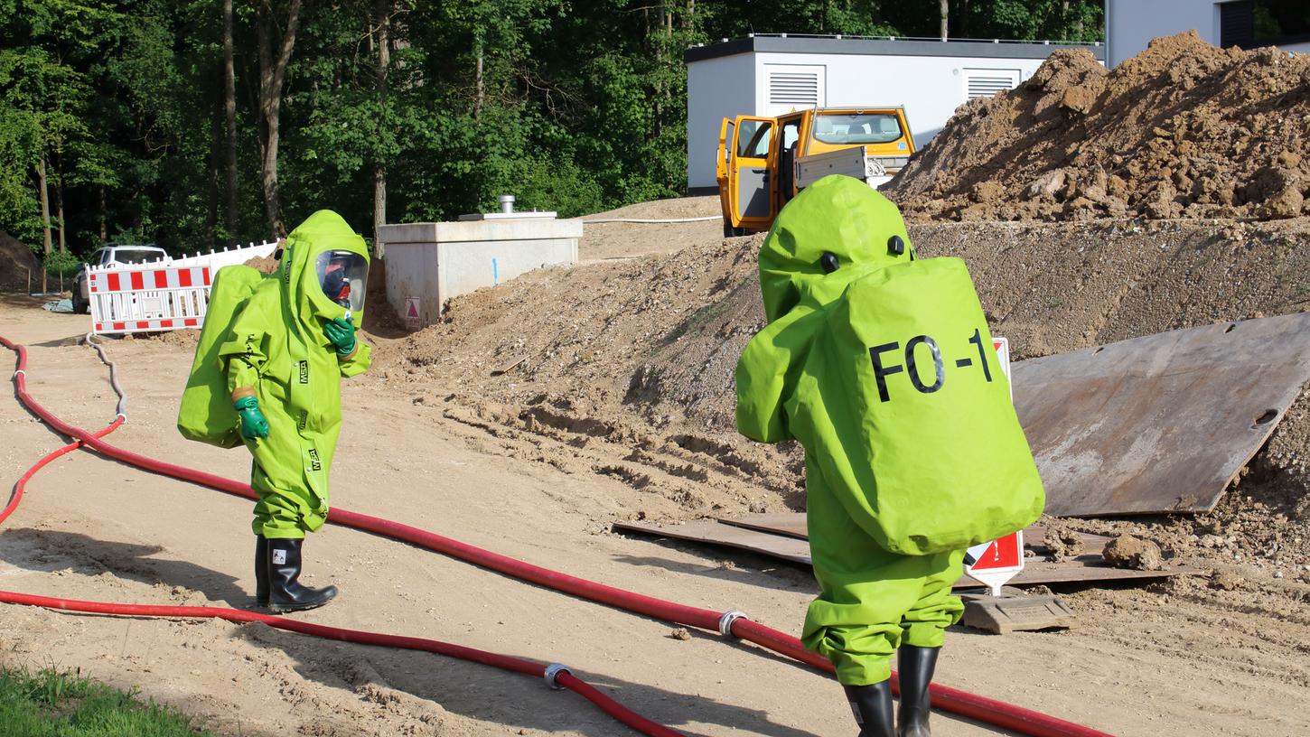 Einsatzkräfte der Feuerwehren Forchheim sind in Chemie-Schutzanzügen ausgerückt.