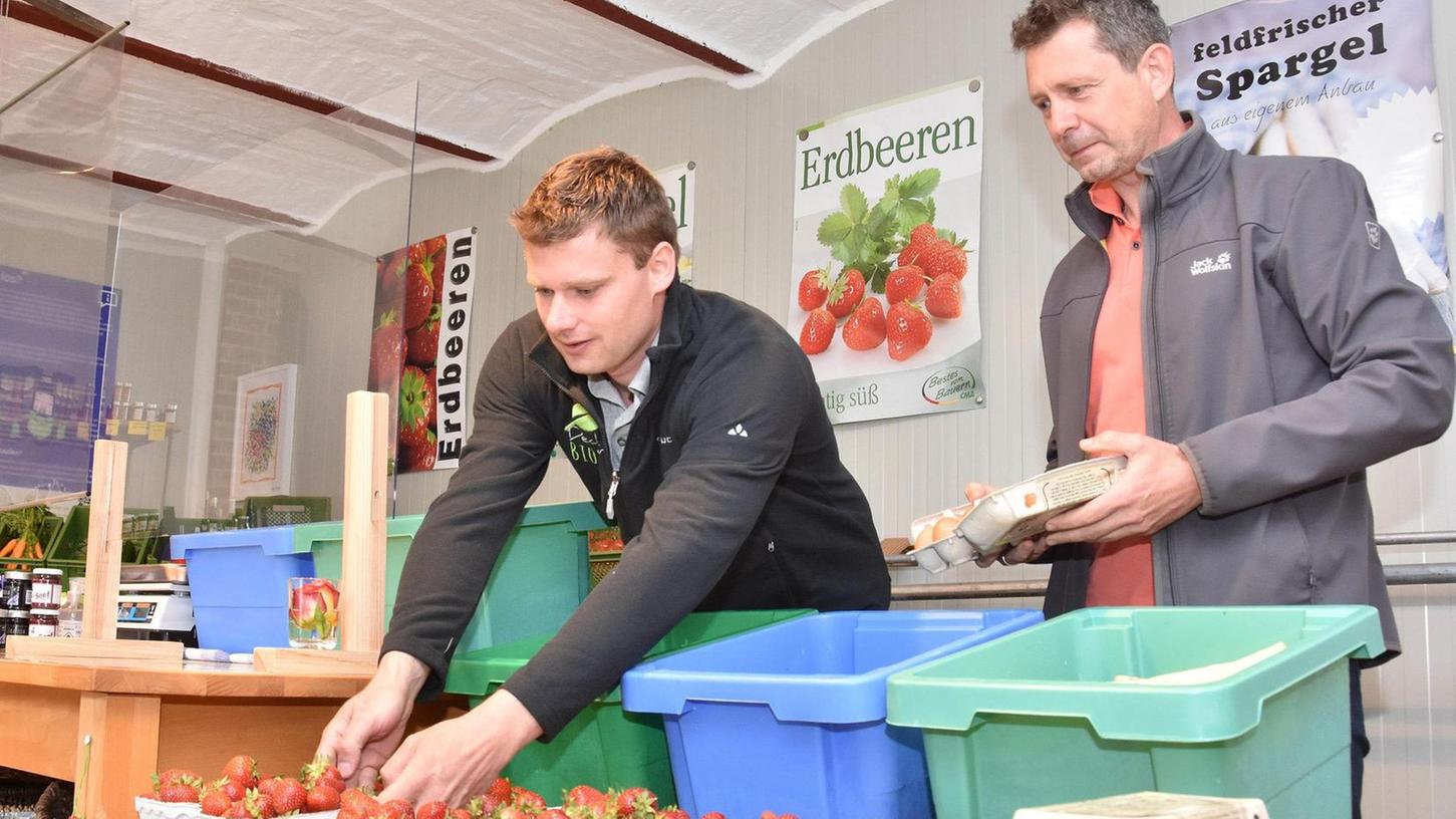 Seit drei Wochen erntet Michael Decker (links) Erdbeeren, Pflanzenbauberater Nikolaus Ehnis kostet.