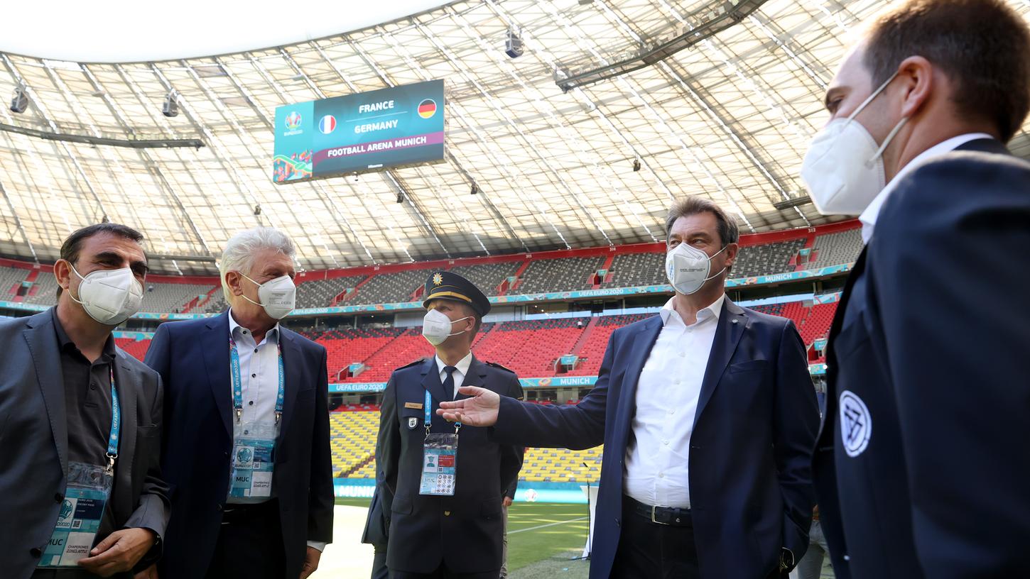 Klaus Holetschek (l-r), bayerischer Gesundheitsminister, Dieter Reiter, Münchens Oberbürgermeister, Thomas Hampel, Polizeipräsident von München, Markus Söder, Ministerpräsident von Bayern, und Philipp Lahm, Geschäftsführer der DFB EURO GmbH, stehen während eines offiziellen Besuch in der Allianz Arena. 