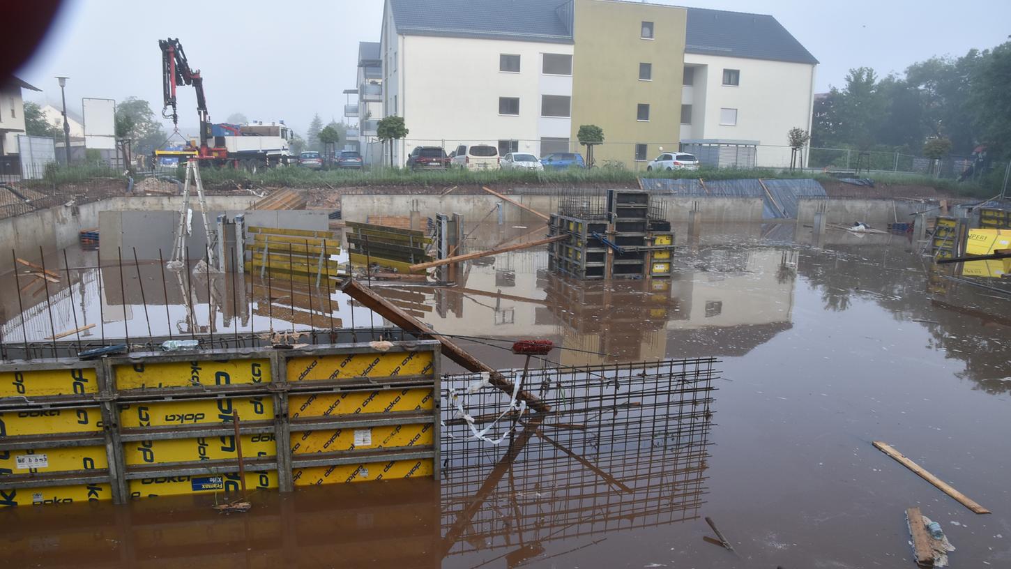 Ein Unwetter hatte am Donnerstag, 10. Juni, eine große Baugrube in der Allersberger Sandstraße bis zum Rand volllaufen lassen.
Ein Unwetter hatte am Donnerstag, 10. Juni, eine große Baugrube in der Allersberger Sandstraße bis zum Rand volllaufen lassen.