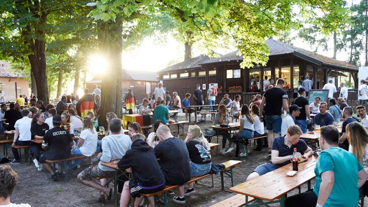 Mehrere Hundert Besucher genossen den warmen Sommerabend auf dem Berg. Und stöhnten im Chor, als das deutsche Eigentor fiel. Mehrere Hundert Besucher genossen den warmen Sommerabend auf dem Berg. Und stöhnten im Chor, als das deutsche Eigentor fiel.