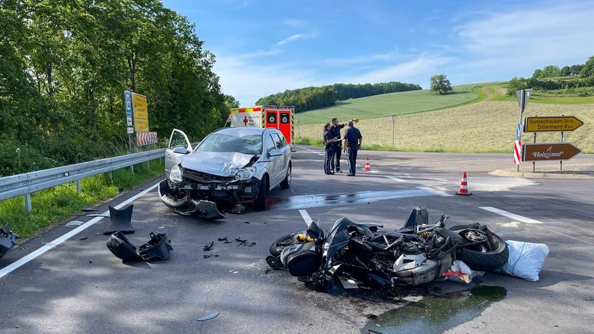 Ein Motorradfahrer wurde bei diesem Unfall am späten Mittwochnachmittag auf der Staatsstraße 2218 bei Heidenheim lebensgefährlich verletzt. Ein Autofahrer, der aus Richtung der ehemaligen Kaserne kam, hatte ihm die Vorfahrt genommen. 