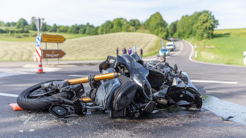 Ein Motorradfahrer wurde bei diesem Unfall am späten Mittwochnachmittag auf der Staatsstraße 2218 bei Heidenheim lebensgefährlich verletzt. Ein Autofahrer, der aus Richtung der ehemaligen Kaserne kam, hatte ihm die Vorfahrt genommen. 