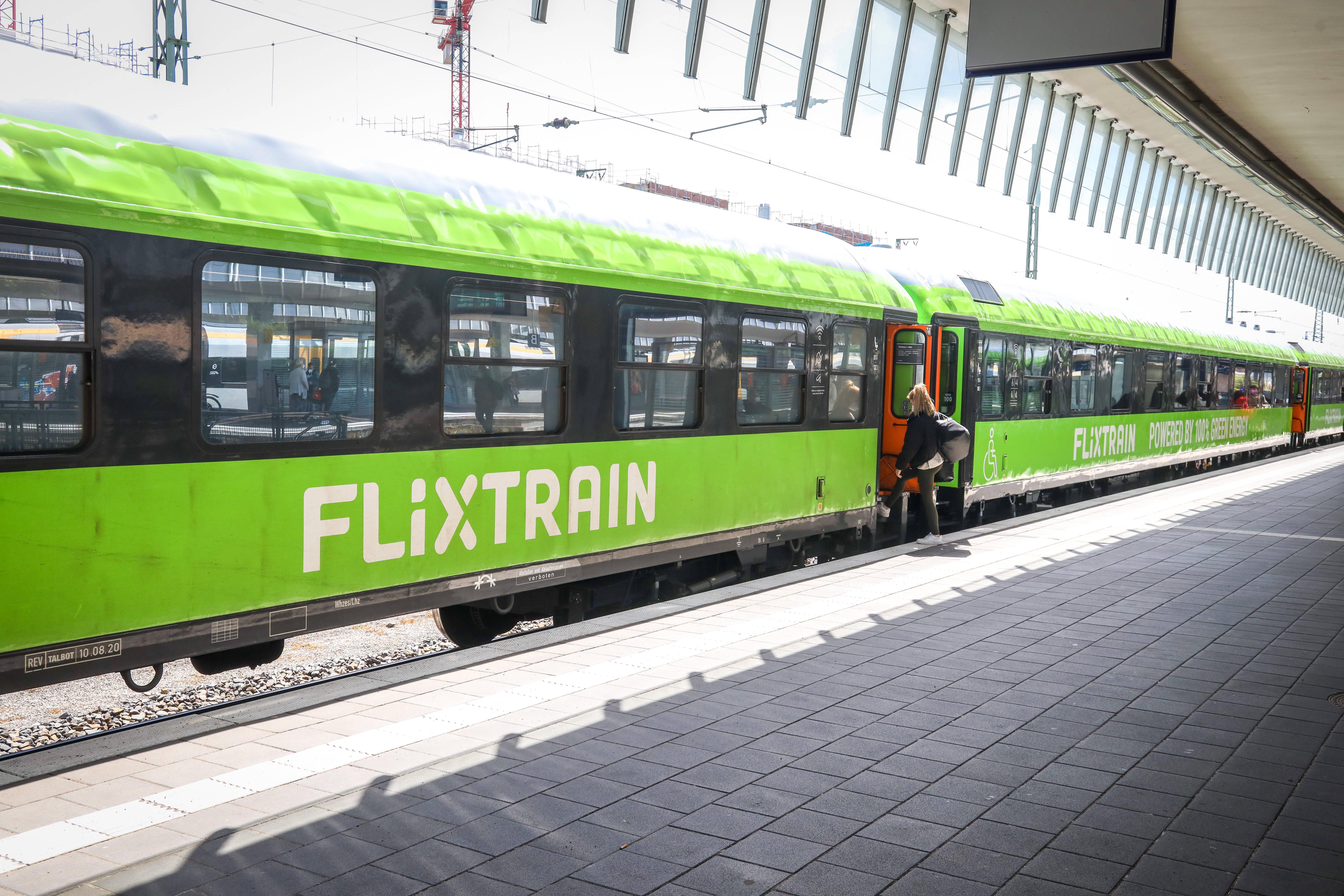 Flixtrain fährt wieder DEU, Deutschland, Nordrhein-Westfalen, Münster, 21.05.2021: Flixtrain Zug der Linie FX20 Köln -