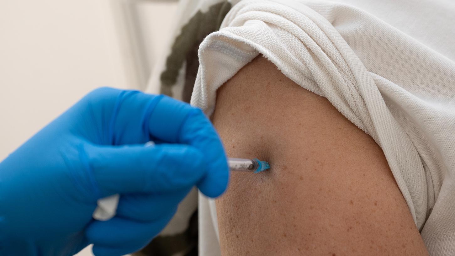 Eine Frau wird im Impfzentrum mit dem Impfstoff von Astrazeneca geimpft. 