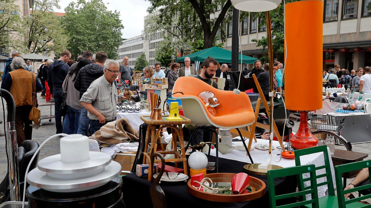 Bummeln, stöbern, kaufen: Der Nürnberger Trempelmarkt lockt 200000 Besucher. In Corona-Zeiten muss er nun erneut abgesagt werden.
Bummeln, stöbern, kaufen: Der Nürnberger Trempelmarkt lockt 200000 Besucher. In Corona-Zeiten muss er nun erneut abgesagt werden.
