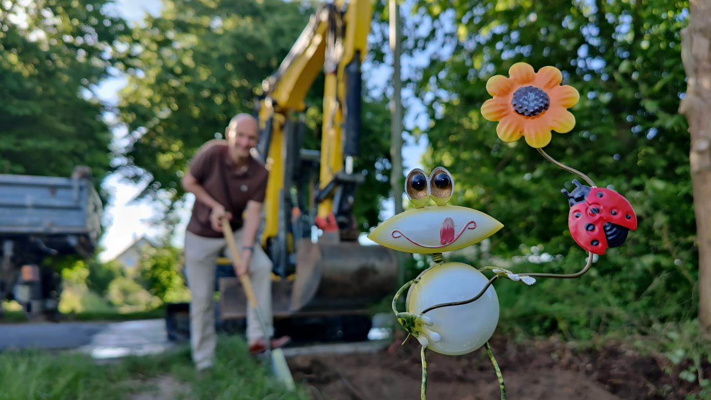 Bürgermeister Jürgen Jäkel gab mit dem ersten Spatenstich den Startschuss für die Baumaßnahme Amphibientunnel.