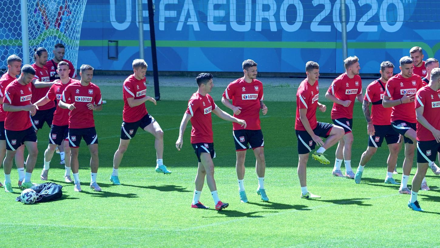 Vorne schwitzen die Polen, hinten bleibt die Uefa cool: EURO 2020 und sonst nix.
Vorne schwitzen die Polen, hinten bleibt die Uefa cool: EURO 2020 und sonst nix.