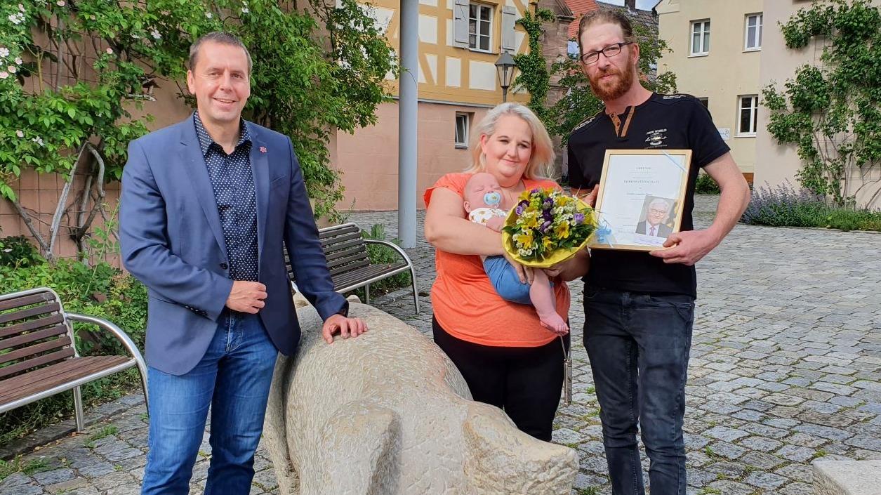 Familie Stang bedankte sich im Namen von Emilio für die Übernahme der Patenschaft durch den Bundespräsidenten und die freundliche Aufnahme in der Gemeinde Georgensgmünd.
Familie Stang bedankte sich im Namen von Emilio für die Übernahme der Patenschaft durch den Bundespräsidenten und die freundliche Aufnahme in der Gemeinde Georgensgmünd.