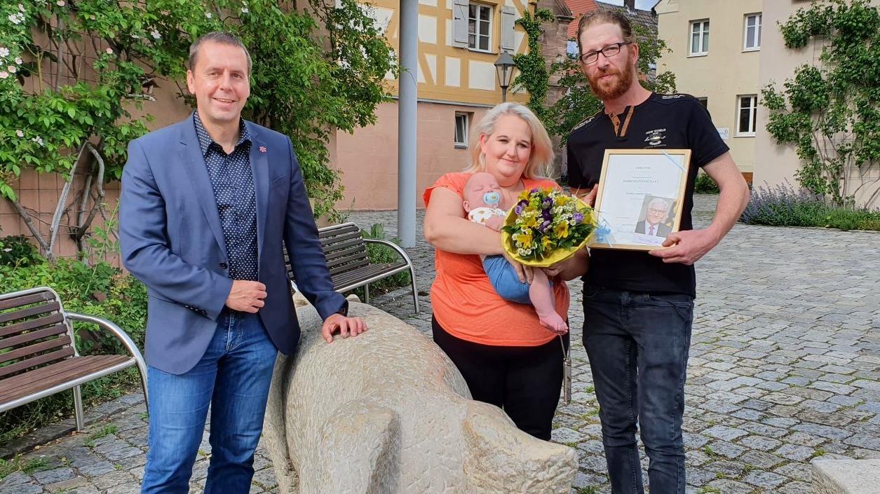 Familie Stang bedankte sich im Namen von Emilio für die Übernahme der Patenschaft durch den Bundespräsidenten und die freundliche Aufnahme in der Gemeinde Georgensgmünd.