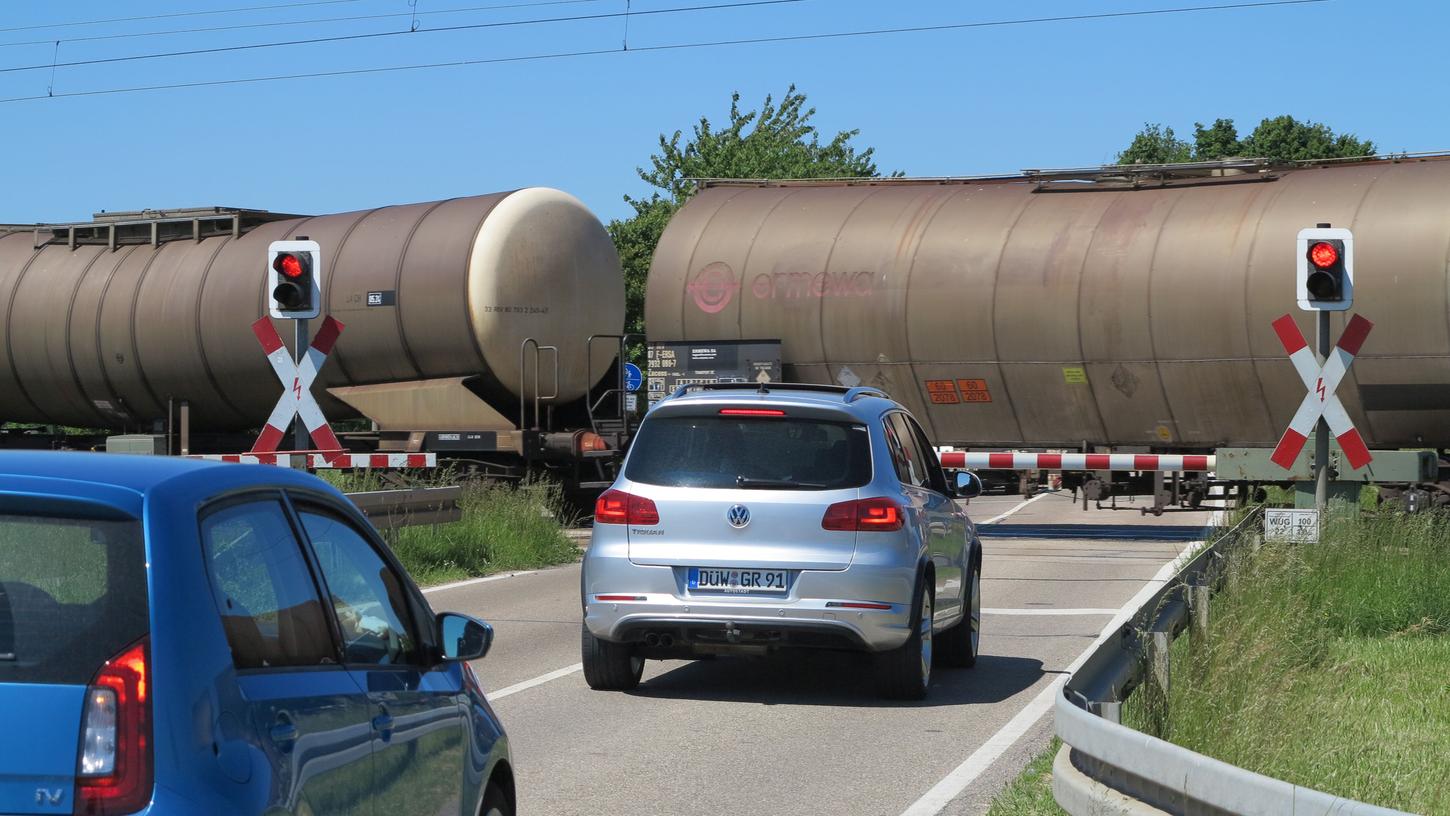 Der Bahnübergang bei Laubenzedel ist Teil der Kreisstraße WUG 22. Die Bahn dringt seit Längerem darauf, dass er in der bisherigen Form verschwindet und zu einer Straßenüberführung wird. Das wäre deutlich billiger als ein Straßentunnel.
Der Bahnübergang bei Laubenzedel ist Teil der Kreisstraße WUG 22. Die Bahn dringt seit Längerem darauf, dass er in der bisherigen Form verschwindet und zu einer Straßenüberführung wird. Das wäre deutlich billiger als ein Straßentunnel.