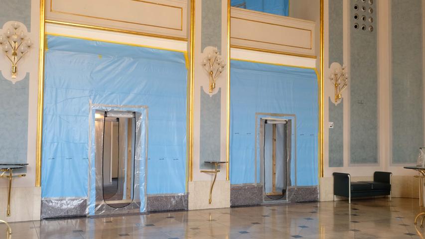 Mit dem Einbau der Brandschutztüren in den Foyers hat man sich im Opernhaus nochmals eine kurze Frist Zeit erkauft, bevor es mit der Generalsanierung des Gebäudes losgehen muss.
Mit dem Einbau der Brandschutztüren in den Foyers hat man sich im Opernhaus nochmals eine kurze Frist Zeit erkauft, bevor es mit der Generalsanierung des Gebäudes losgehen muss.
