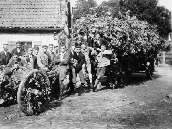 Ein Bild aus dem Jahr 1928: Die Rednitzhembacher Kirchweihbuben – heute würde man „Kärwaboum“ sagen – beim Einholen des Kirchweihbaums.
Ein Bild aus dem Jahr 1928: Die Rednitzhembacher Kirchweihbuben – heute würde man „Kärwaboum“ sagen – beim Einholen des Kirchweihbaums.