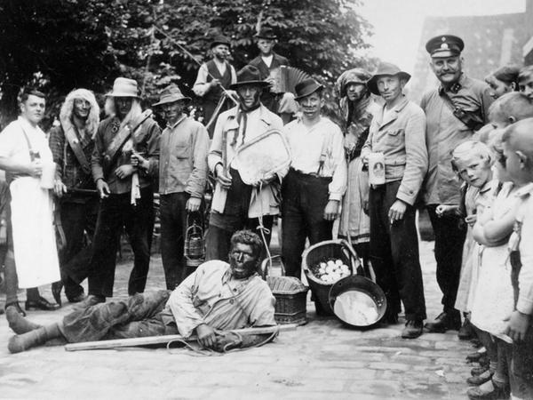 Ebenfalls eine ganz alte Tradition bei der Rednitzhembacher Kirchweih: das Bärentreiben. Das Foto stammt ebenfalls aus dem Jahr 1928.  