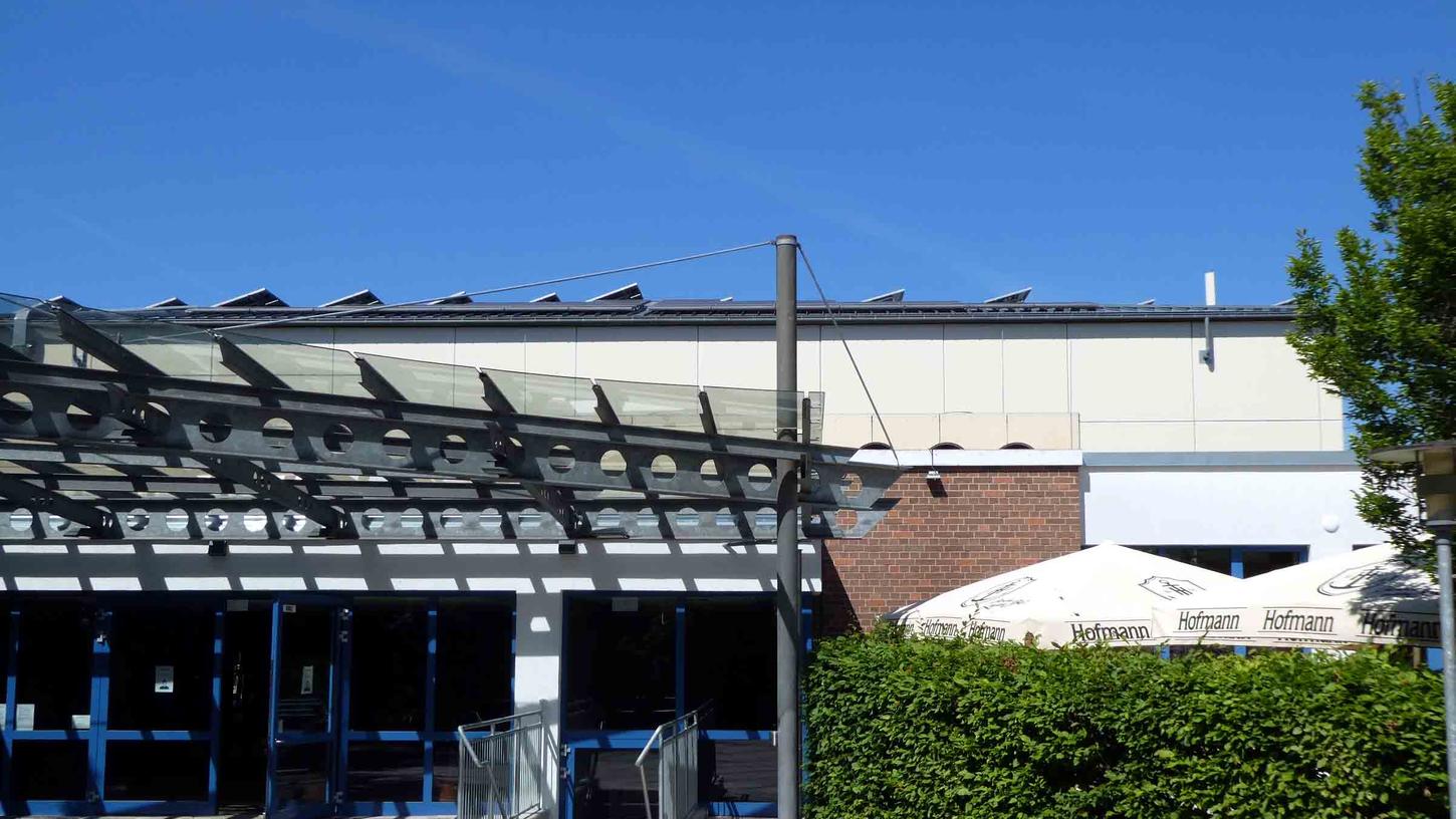 Das noch unsanierte Dach über dem Eingangsbereich der „Markgrafenhalle“ und der angrenzenden Gaststätte hielt dem Starkregenereignis der letzten nicht stand.
Das noch unsanierte Dach über dem Eingangsbereich der „Markgrafenhalle“ und der angrenzenden Gaststätte hielt dem Starkregenereignis der letzten nicht stand.