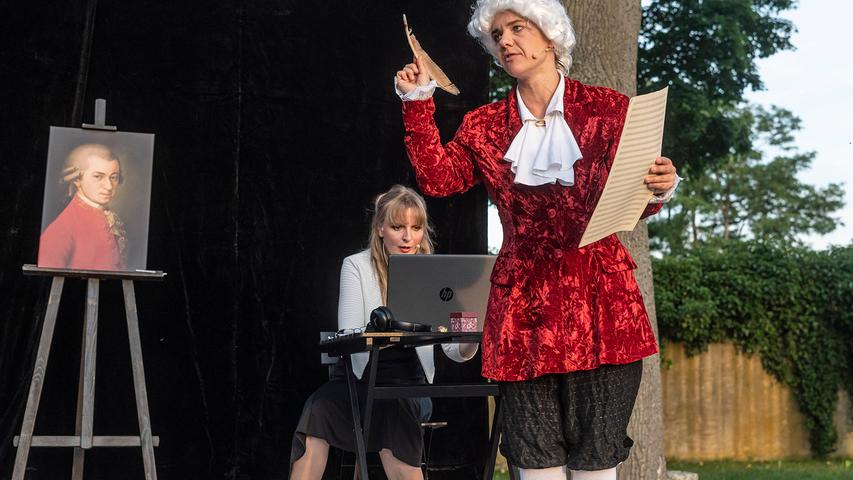 Mozart und seine Muse: Gitti Rüsing und Ninette Hofmann hoben im Adelsdorfer Schlossgarten die Komödie "Mozart googeln" aus der Taufe.