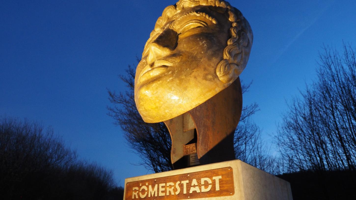 Eine kleinere Variante der Römermaske an der B-2-Auffahrt am Römerbrunnenweg soll auch in der Bismarckanlage für die römische Geschichte Weißenburgs werben.  