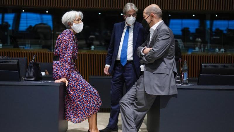 Christine Lagarde, Präsidentin der Europäischen Zentralbank (EZB), im Gespräch mit Bundesfinanzminister Olaf Scholz (r) und EU-Finanzkommissar Paolo Gentiloni. Christine Lagarde, Präsidentin der Europäischen Zentralbank (EZB), im Gespräch mit Bundesfinanzminister Olaf Scholz (r) und EU-Finanzkommissar Paolo Gentiloni.
