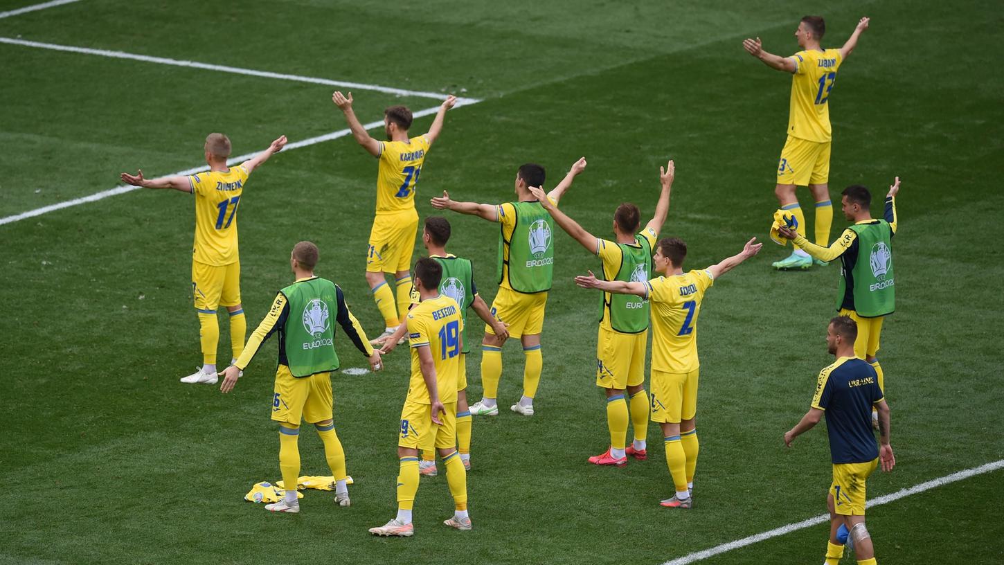 Die Ukrainer freuen sich mit den Fans über den ersten EM-Sieg.