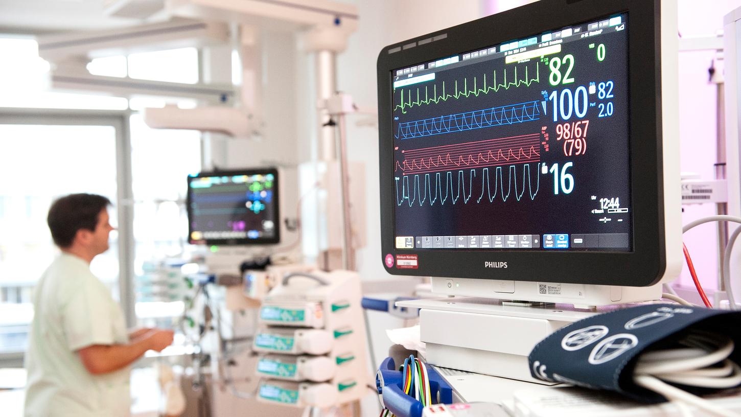 Eine Intensivstation am Klinikum Nürnberg. Das Krankenhaus versorgte seit Beginn der Pandemie rund 2400 Covid-Patienten stationär – im Bundesvergleich ein Spitzenwert für ein Haus. Diesen Versorgungsauftrag hält es für nicht ausreichend vergütet.
Eine Intensivstation am Klinikum Nürnberg. Das Krankenhaus versorgte seit Beginn der Pandemie rund 2400 Covid-Patienten stationär – im Bundesvergleich ein Spitzenwert für ein Haus. Diesen Versorgungsauftrag hält es für nicht ausreichend vergütet.