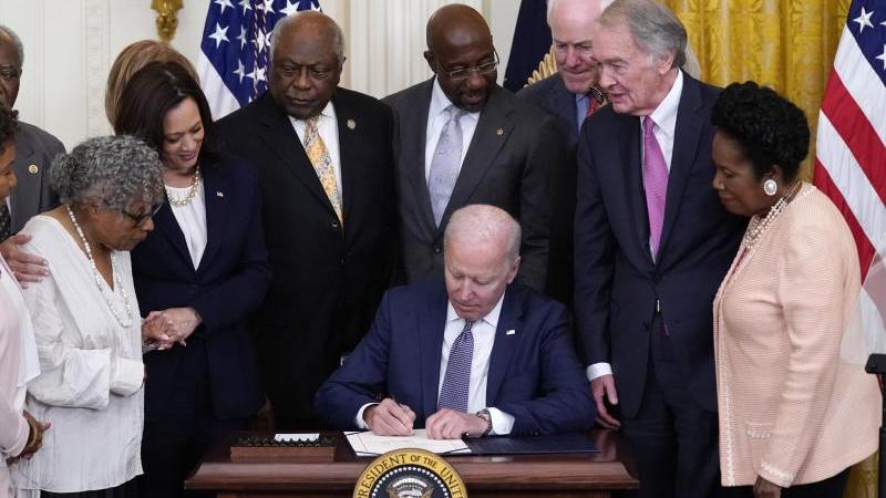 US-Präsident Joe Biden unterzeichnet die Verabschiedung des Gedenktags «Juneteenth» im East Room des Weißen Hauses. US-Präsident Joe Biden unterzeichnet die Verabschiedung des Gedenktags «Juneteenth» im East Room des Weißen Hauses.