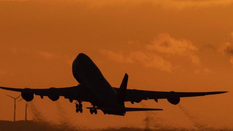 Nach der Corona-Krise werden die Menschen aus Sicht der Bundesregierung wieder häufig mit Flugzeugen in den Urlaub fliegen. Nach der Corona-Krise werden die Menschen aus Sicht der Bundesregierung wieder häufig mit Flugzeugen in den Urlaub fliegen.