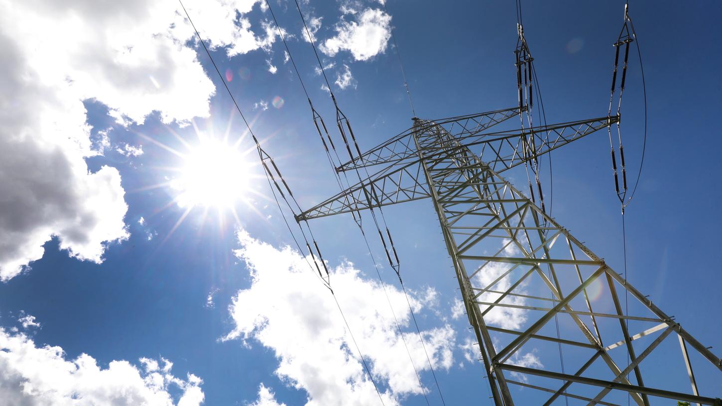 Dass wir im Eigenheim unseren regenerativen Strom selbst gewinnen, ist prima. Aber wir nutzen weiterhin die Netze der Stadtwerke: Irgendjemand muss diese Infrastruktur bezahlen.
Dass wir im Eigenheim unseren regenerativen Strom selbst gewinnen, ist prima. Aber wir nutzen weiterhin die Netze der Stadtwerke: Irgendjemand muss diese Infrastruktur bezahlen.