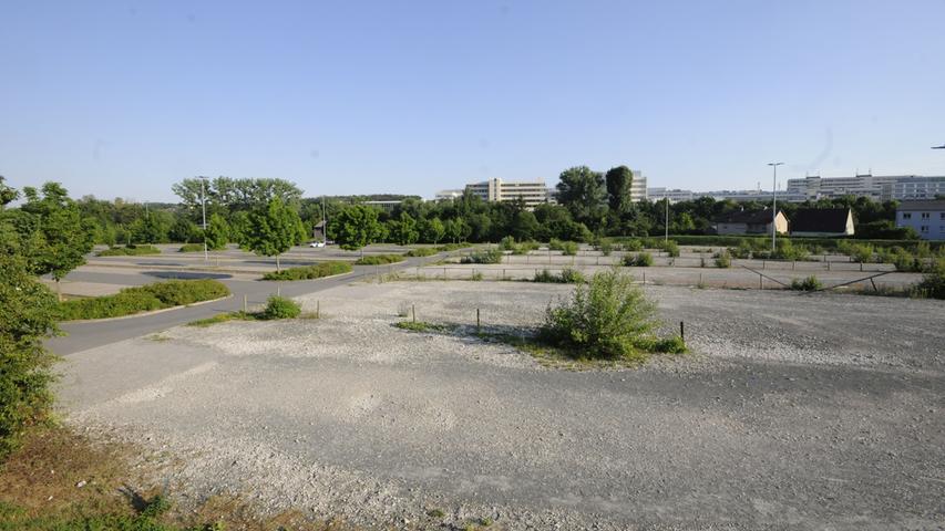 Der Schaeffler-Parkplatz "Mühlgärten" in Herzogenaurach, einer von vielen Großparkplätzen der drei großen Unternehmen Schaeffler, Adidas und Puma. 