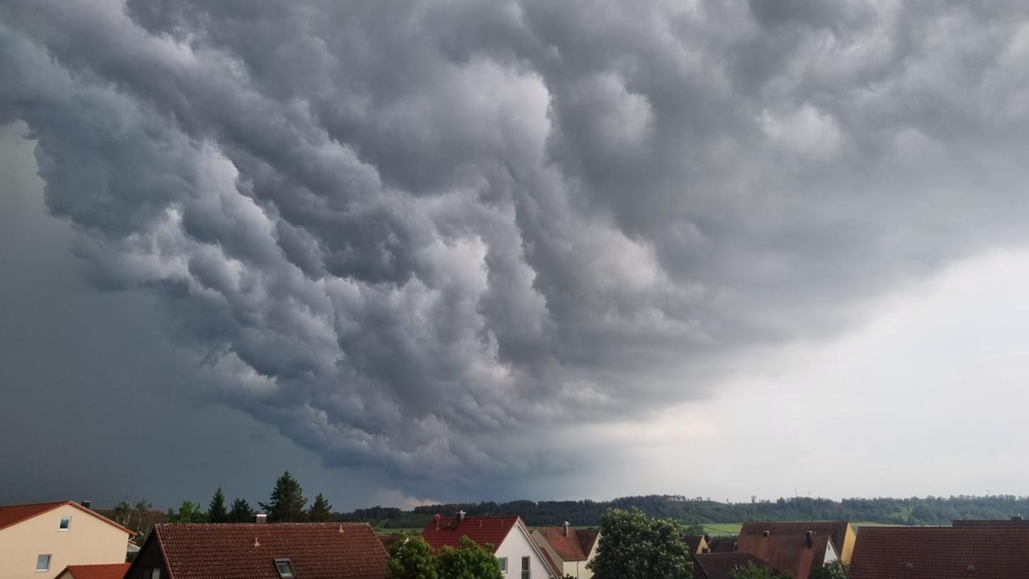 Laut des Deutschen Wetterdienstes liegen für die Abendstunden und die Nacht Warnungen vor Unwetter vor. 