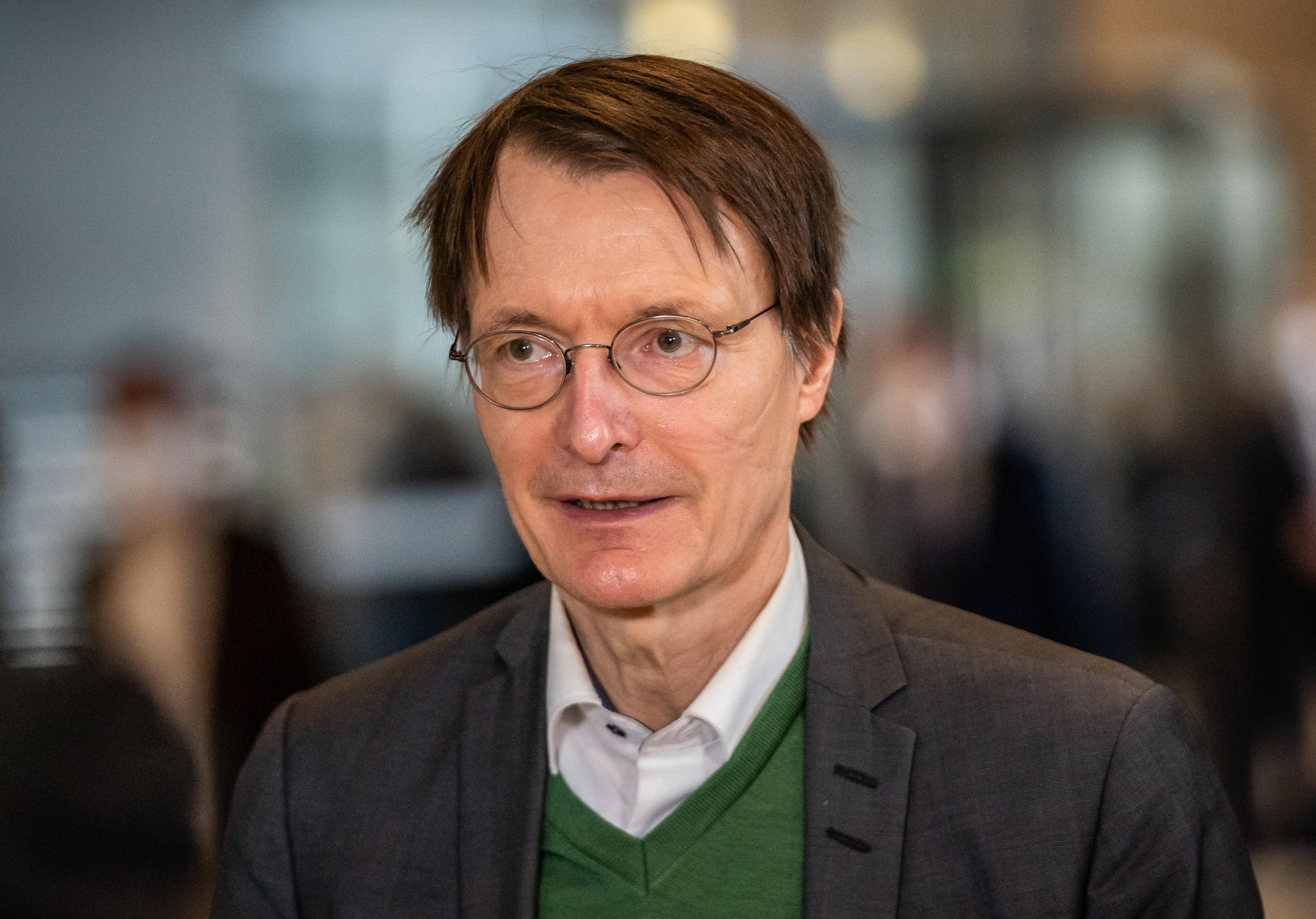 Lauterbach: Stiko soll Empfehlung für Kinder-Impfungen ...