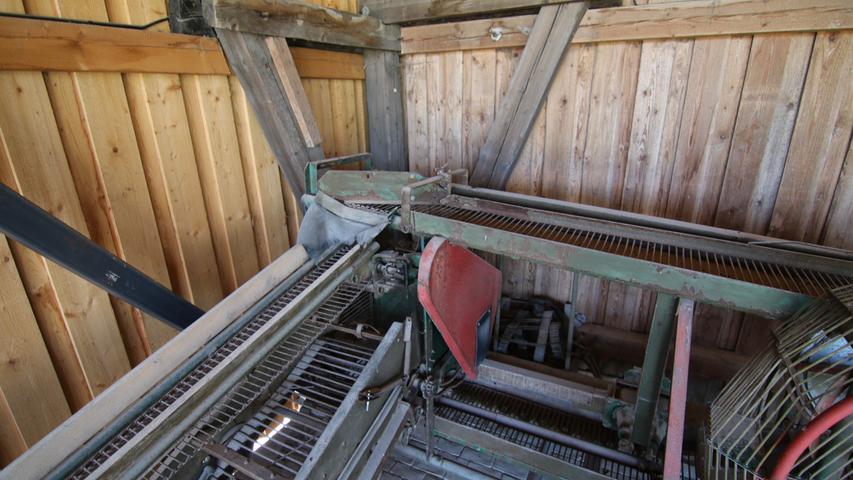 Mit dieser Maschine wurden Kartoffeln geerntet, die Erdäpfel werden über diese Förderbänder bugsiert.
