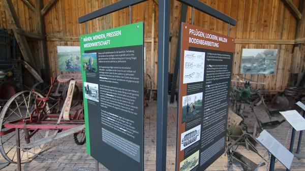 Mit Informationstafeln wird bei der Ausstellung auch auf die Arbeitsschritte der Feldarbeit hingewiesen.
