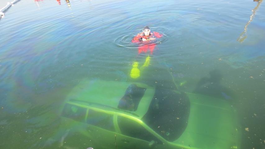 Eine junge Frau hatte im Juni bei Ramsberg im Landkreis Weißenburg-Gunzenhausen ihren Wagen kurz abgestellt. Als sie zurückkam war das Auto in den Brombachsee gerollt und zwei Meter unter Wasser zum stehen geblieben.
