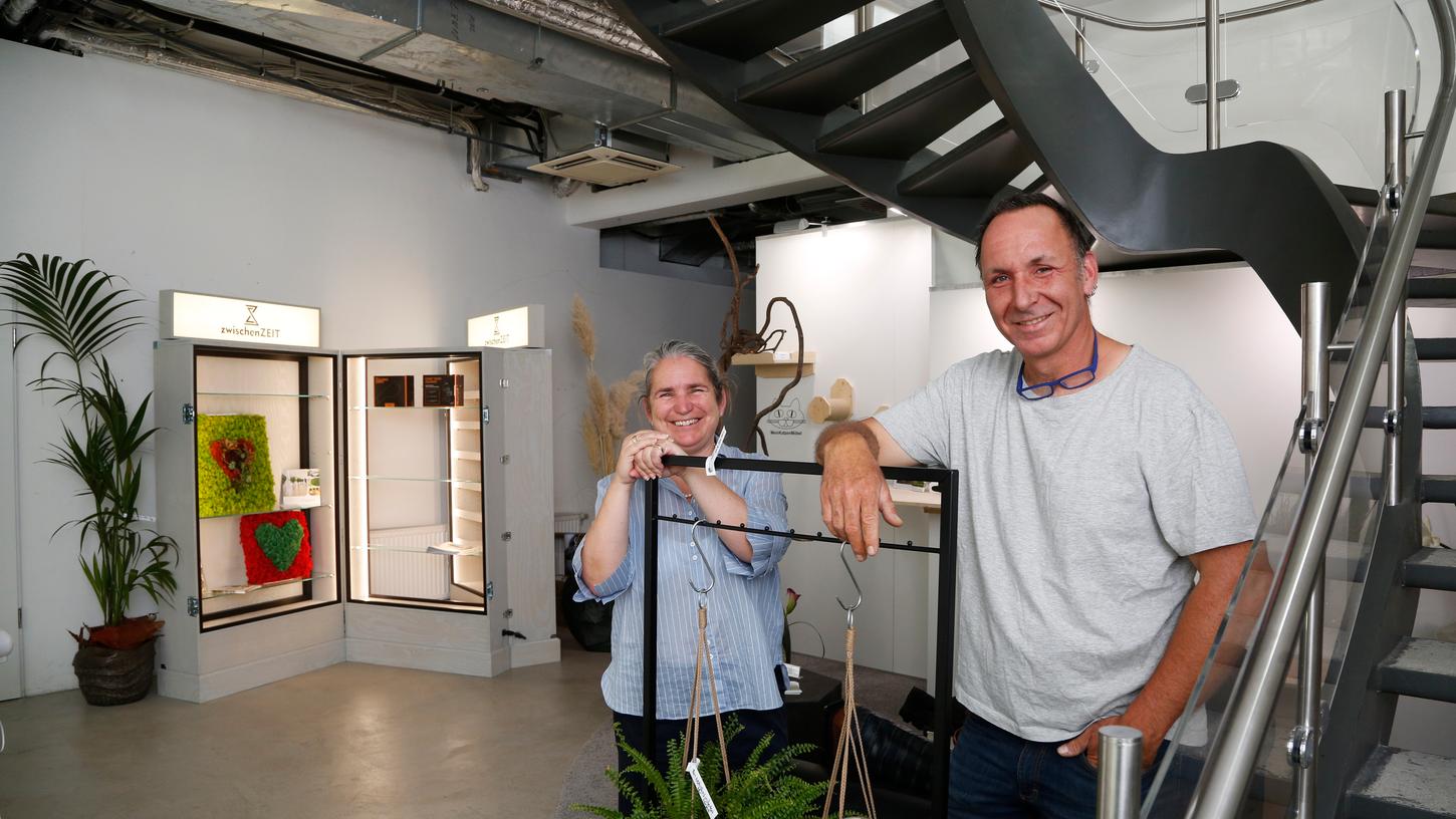 So sieht er aus, der erste Pop-up-Laden Nürnbergs, ZwischenZeit, von Iris Wörnlein-Herbke und Berndt Richter.
So sieht er aus, der erste Pop-up-Laden Nürnbergs, ZwischenZeit, von Iris Wörnlein-Herbke und Berndt Richter.