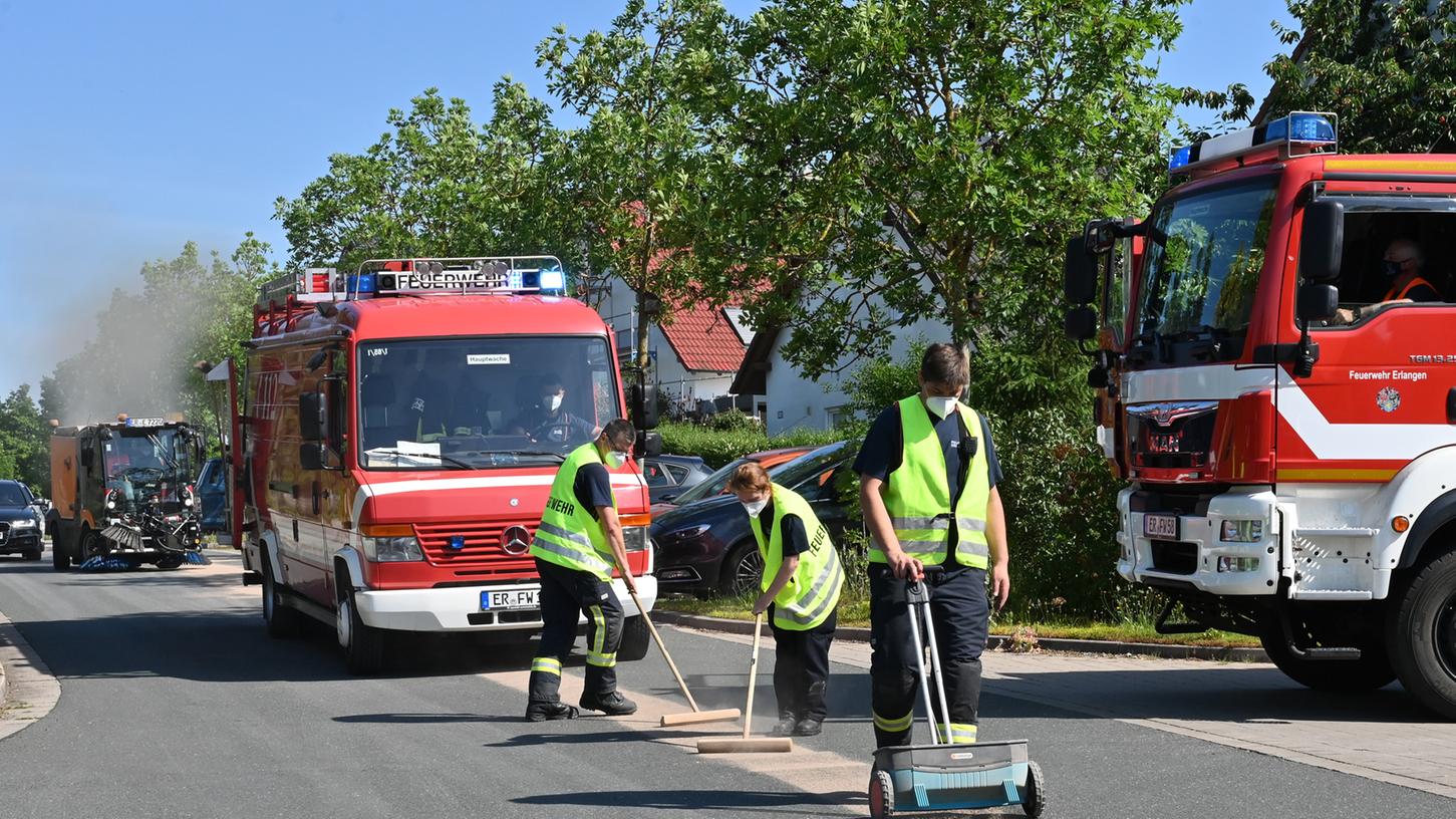 Eine mehr als zwei Kilometer lange Ölspur sorgte in Frauenaurach für erhebliche Verkehrsbehinderungen.