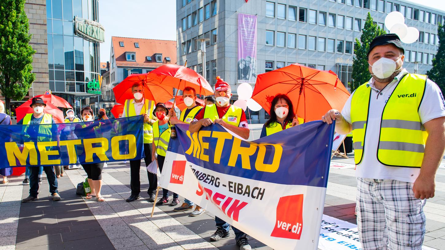Auf dem Nürnberger Kornmarkt veranstaltete Verdi eine zentrale Kundgebung. Auf dem Nürnberger Kornmarkt veranstaltete Verdi eine zentrale Kundgebung.