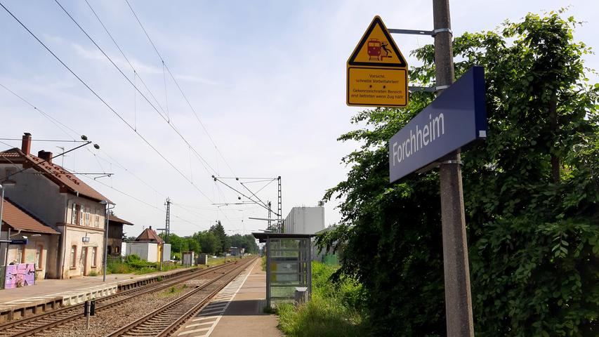 Nanu? So sieht unser Forchheimer Bahnhof aber nicht aus! Hier halten Züge auf ihrem Weg von Karlsruhe nach Baden-Baden, denn knapp neun Kilometer südlich von Karlsruhe gibt es noch ein Forchheim. 