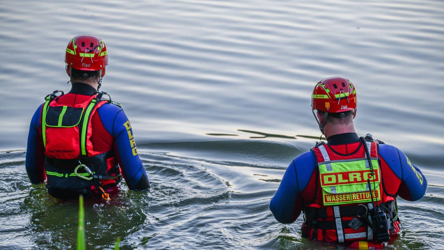 Mehrere Einsatzkräfte von DLRG und Feuerwehr suchten in dem Kanal nach dem Mann.