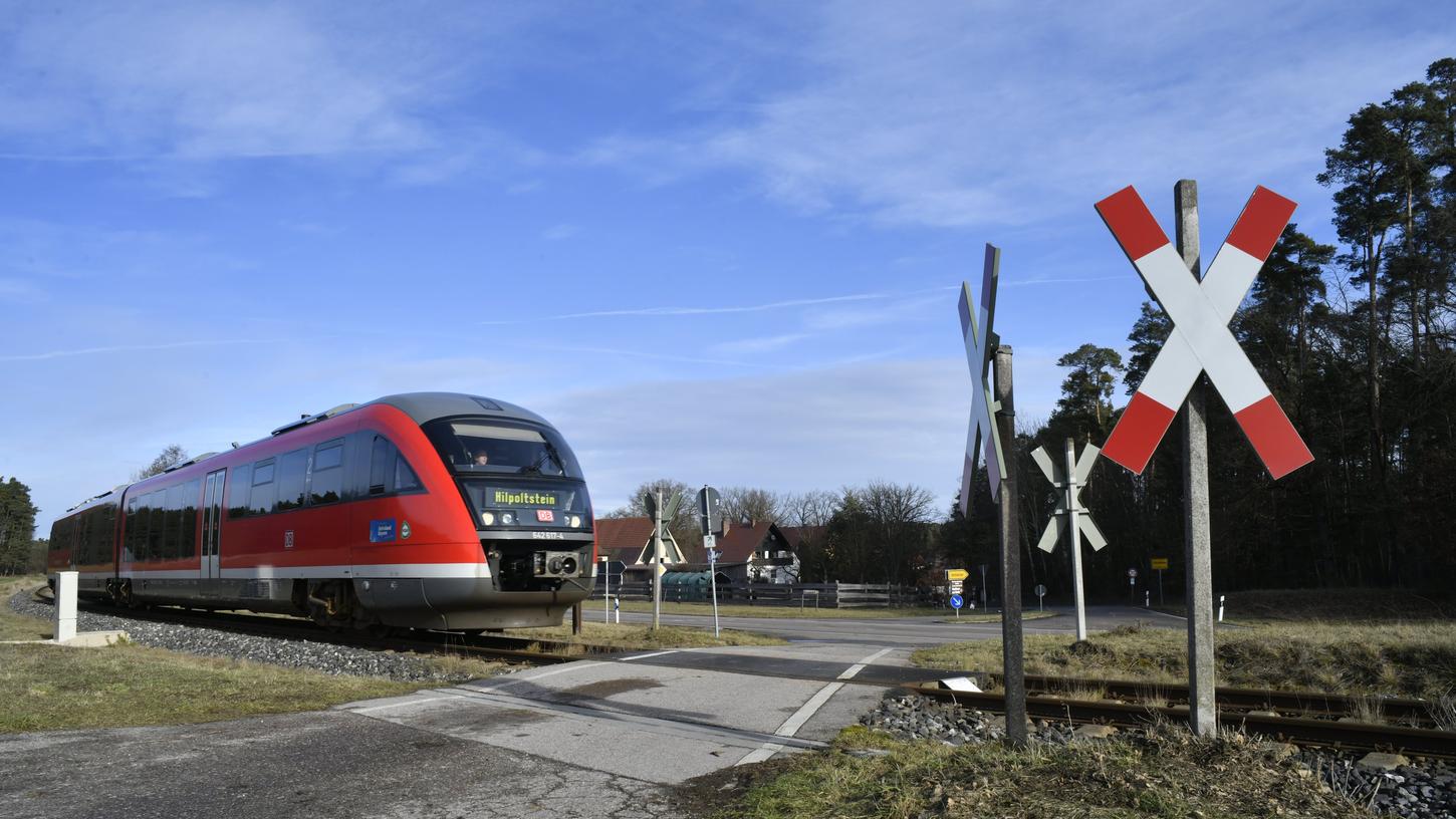Hier heißt's laut Tuten und runter auf Tempo 60: Der nur mit einem Andreaskreuz gesicherte Bahnübergang der Gredl bei Hofstetten.
Hier heißt's laut Tuten und runter auf Tempo 60: Der nur mit einem Andreaskreuz gesicherte Bahnübergang der Gredl bei Hofstetten.