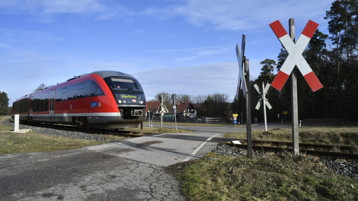 Ein Thema für sich: 22 Übergänge gibt es auf der weniger als elf Kilometer langen Gredl-Strecke von Roth nach Hilpolstein. Wenn der Zug "beschleunigt" und irgendwann einmal Teil des S-Bahn-Netzes werden soll, dann müssen etliche dieser Übergänge zurückgebaut - und die restlichen besser gesichert werden.