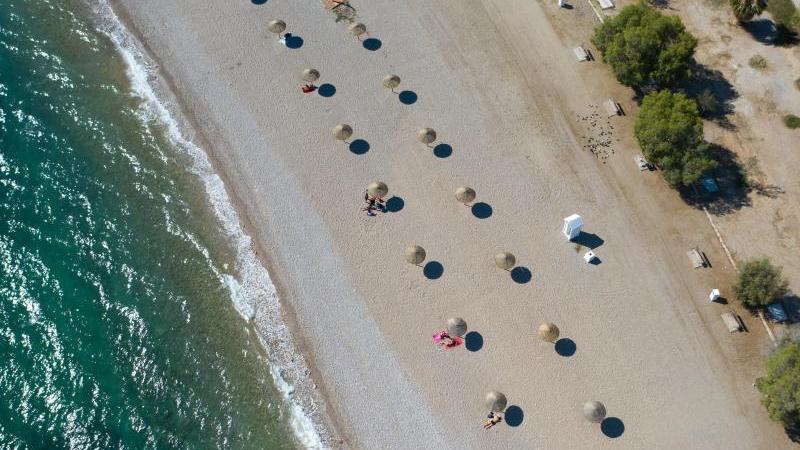 An einem Strand südlich von Athen stehen Sonnenschirme für Strandbesucher bereit. Wegen sinkender Corona-Infektionszahlen streicht die Bundesregierung am Sonntag Griechenland, fast ganz Frankreich, die Schweiz und Belgien von der Liste der Risikogebiete. An einem Strand südlich von Athen stehen Sonnenschirme für Strandbesucher bereit. Wegen sinkender Corona-Infektionszahlen streicht die Bundesregierung am Sonntag Griechenland, fast ganz Frankreich, die Schweiz und Belgien von der Liste der Risikogebiete.