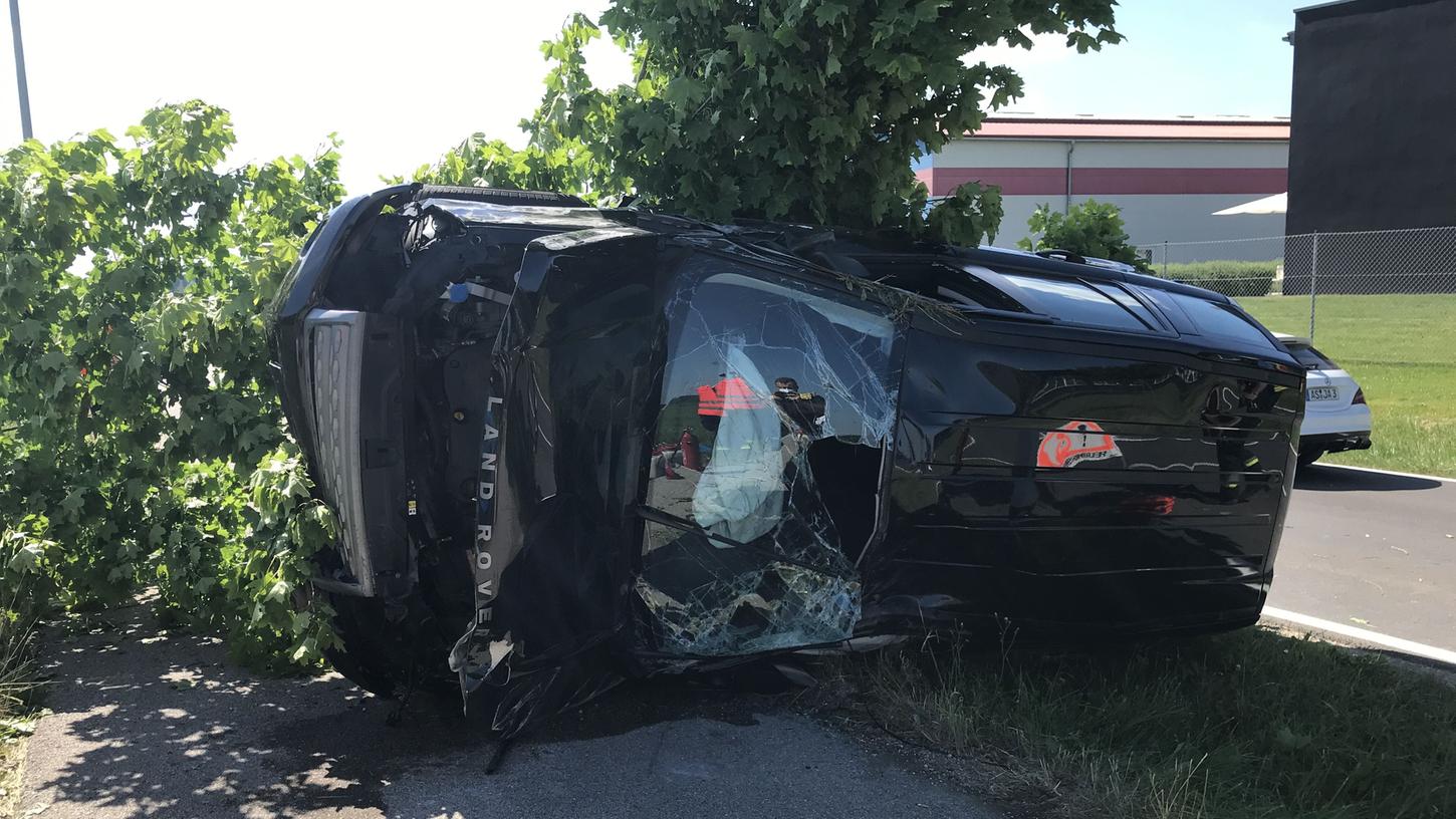 Der SUV wurde bei dem Unfall komplett zerstört. Der SUV wurde bei dem Unfall komplett zerstört.