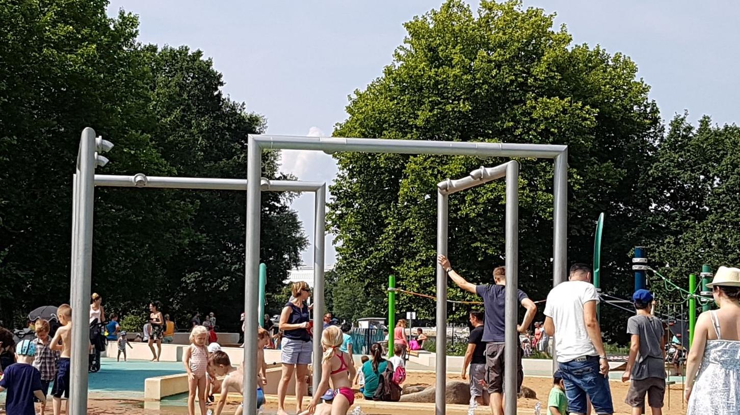 So sieht es aus, wenn bei heißem Wetter die Pumpe des Wasserspielplatzes an der Norikusbucht funktioniert.
So sieht es aus, wenn bei heißem Wetter die Pumpe des Wasserspielplatzes an der Norikusbucht funktioniert.